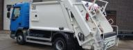 Camion compacteur de déchets à chargement arrière
